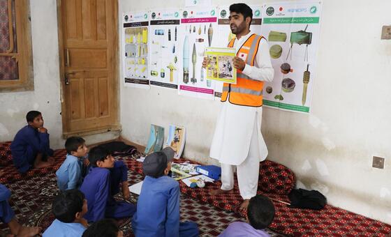 अफ़ग़ानिस्तान: एक फ़ोन कॉल से, बारूदी सुरंग के ख़तरे से कवच